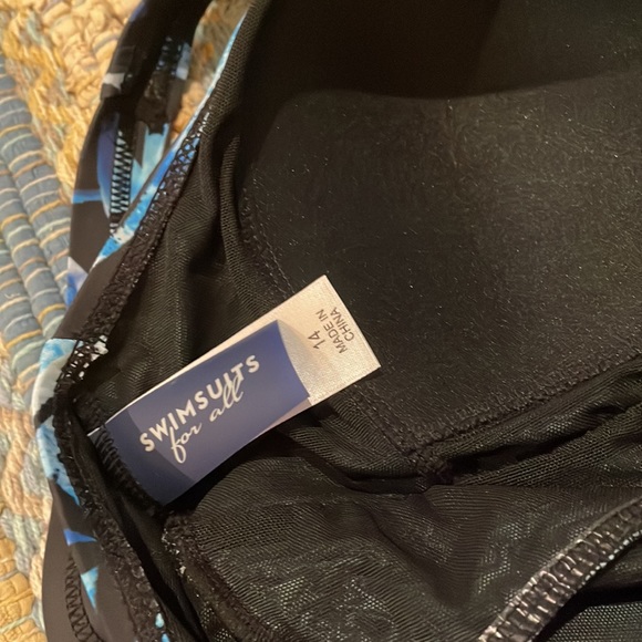 Swimsuit- new, one piece, flattering design, adjustable strap, tummy control - Picture 5 of 8